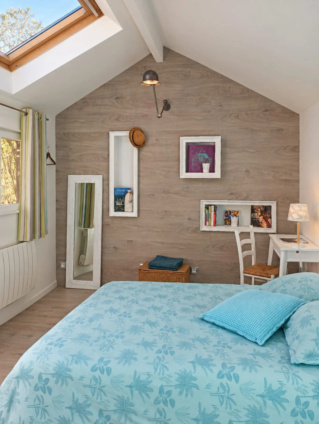 Chambre du gîte La Parenthèse, mur en bois, fenêtre et lit dans un volume optimisé